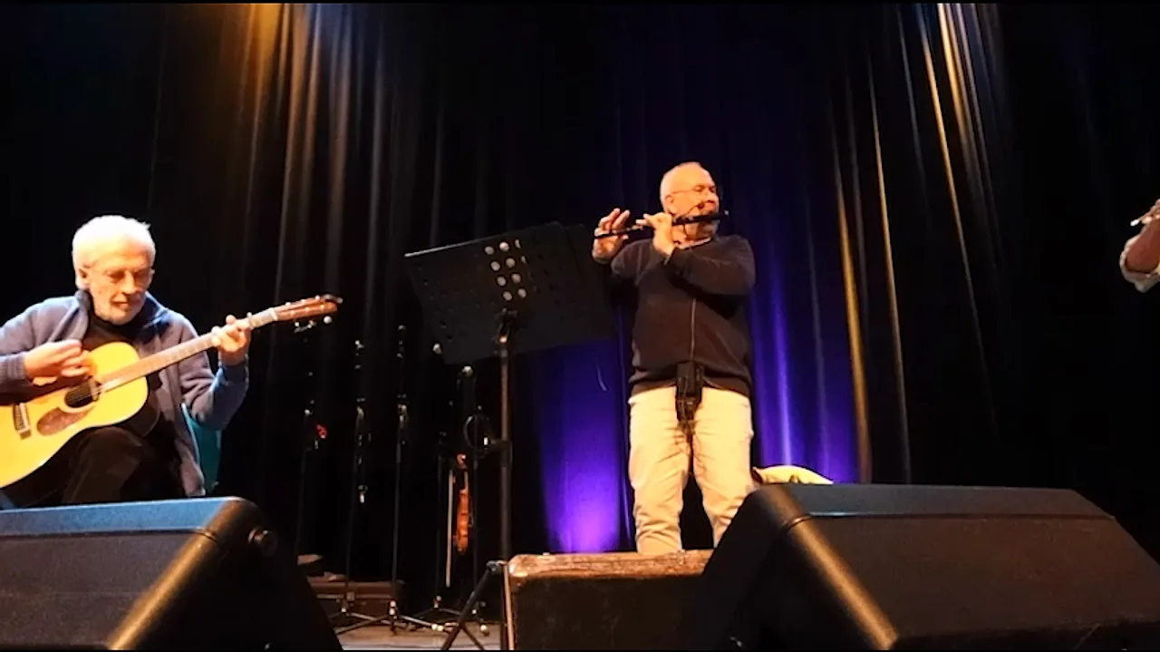 Bernard Bizien à la guitare et Fañch Fichou à la flûte sur la scène du fest-noz