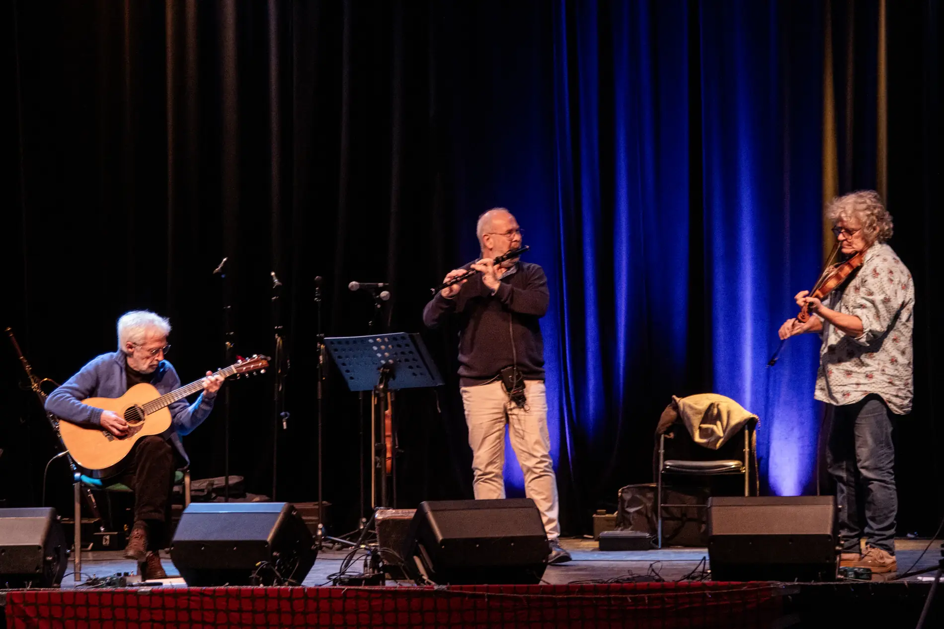 Le trio Déompda sur la scène du fest-noz de Locmiquélic, sous les lumières bleues