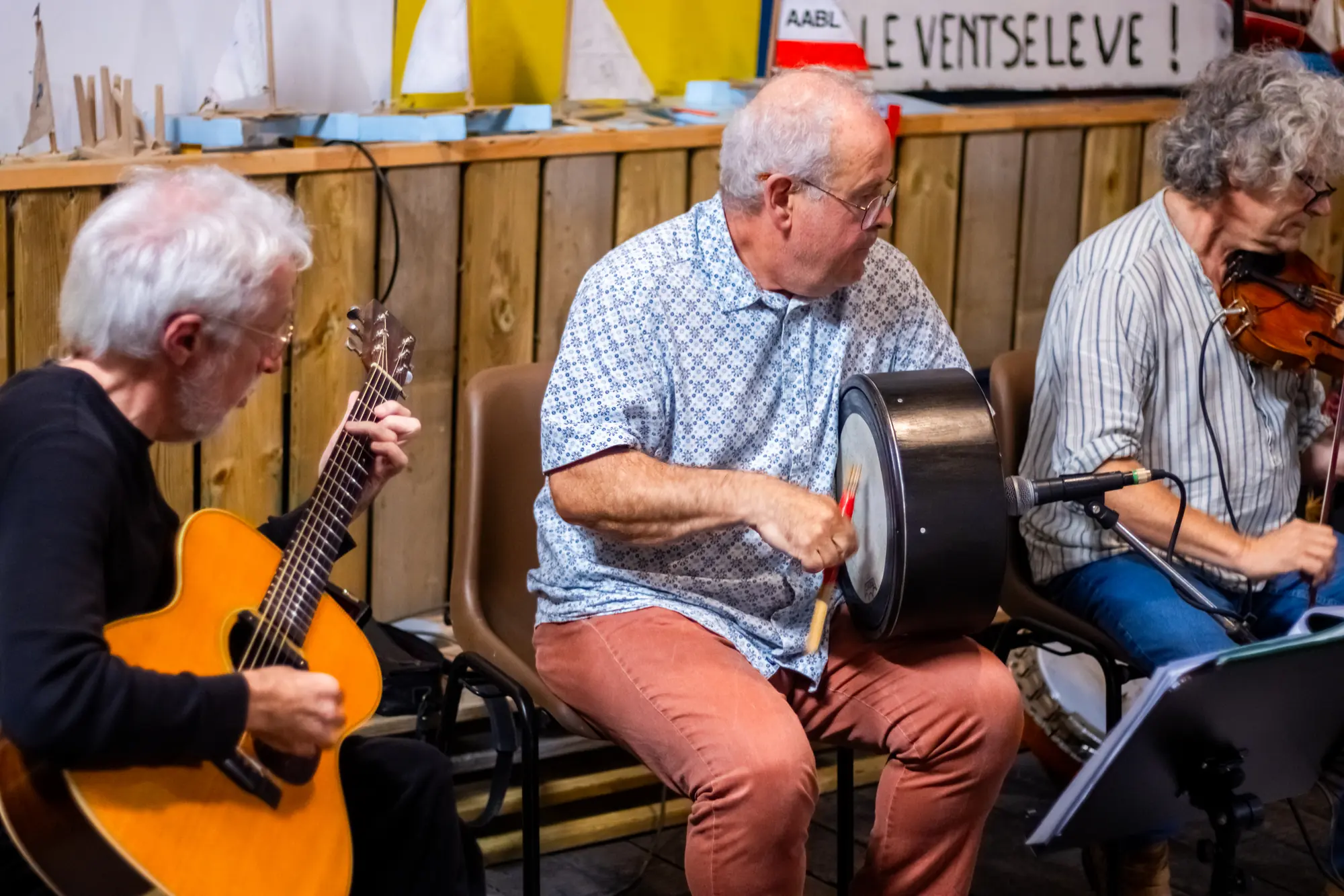 Bernard Bizien à la guitare, Fañch Fichou au bodhrán et Dominique Trichet au violon, en session