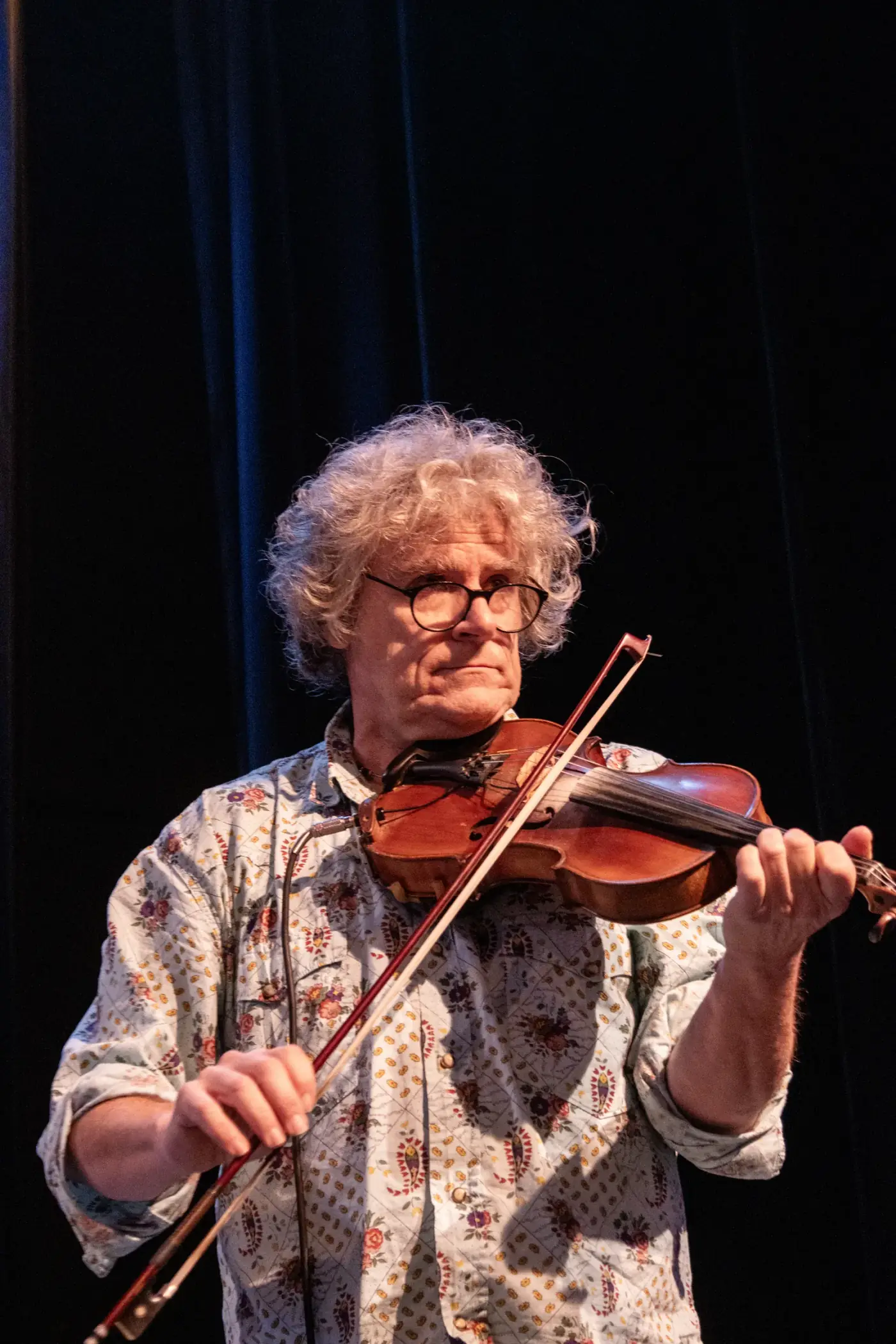 Le violoniste de face, en pleine phrase musicale
