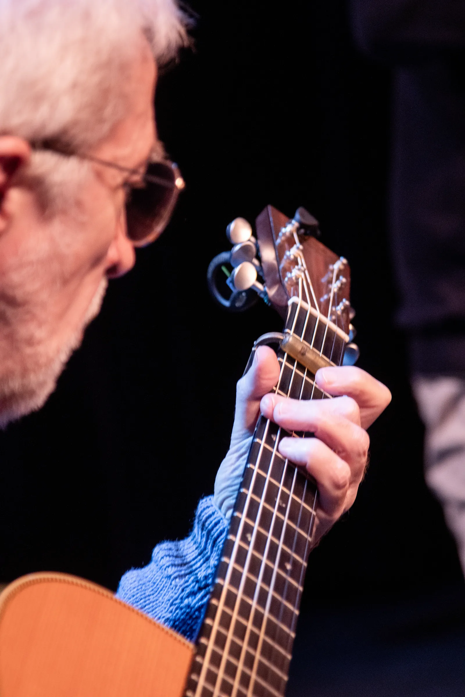 Main gauche du guitariste sur le manche