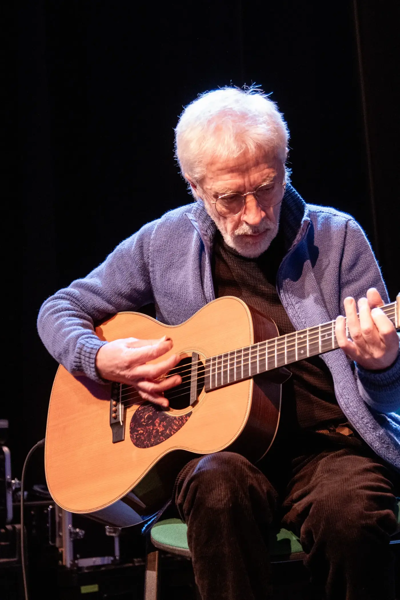 Bernard Bizien à la guitare pendant le fest-noz