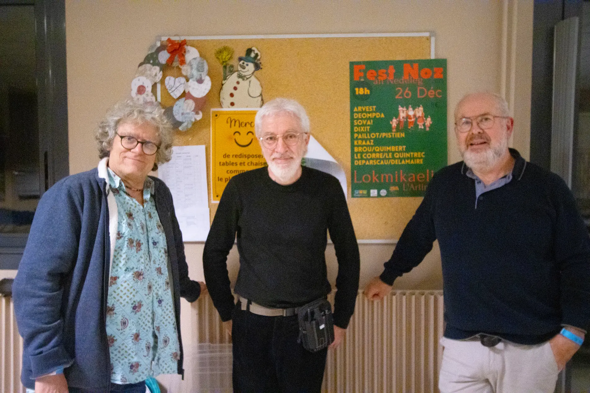 Le trio devant l'affiche du fest-noz de l'Artimon, à Locmiquélic
