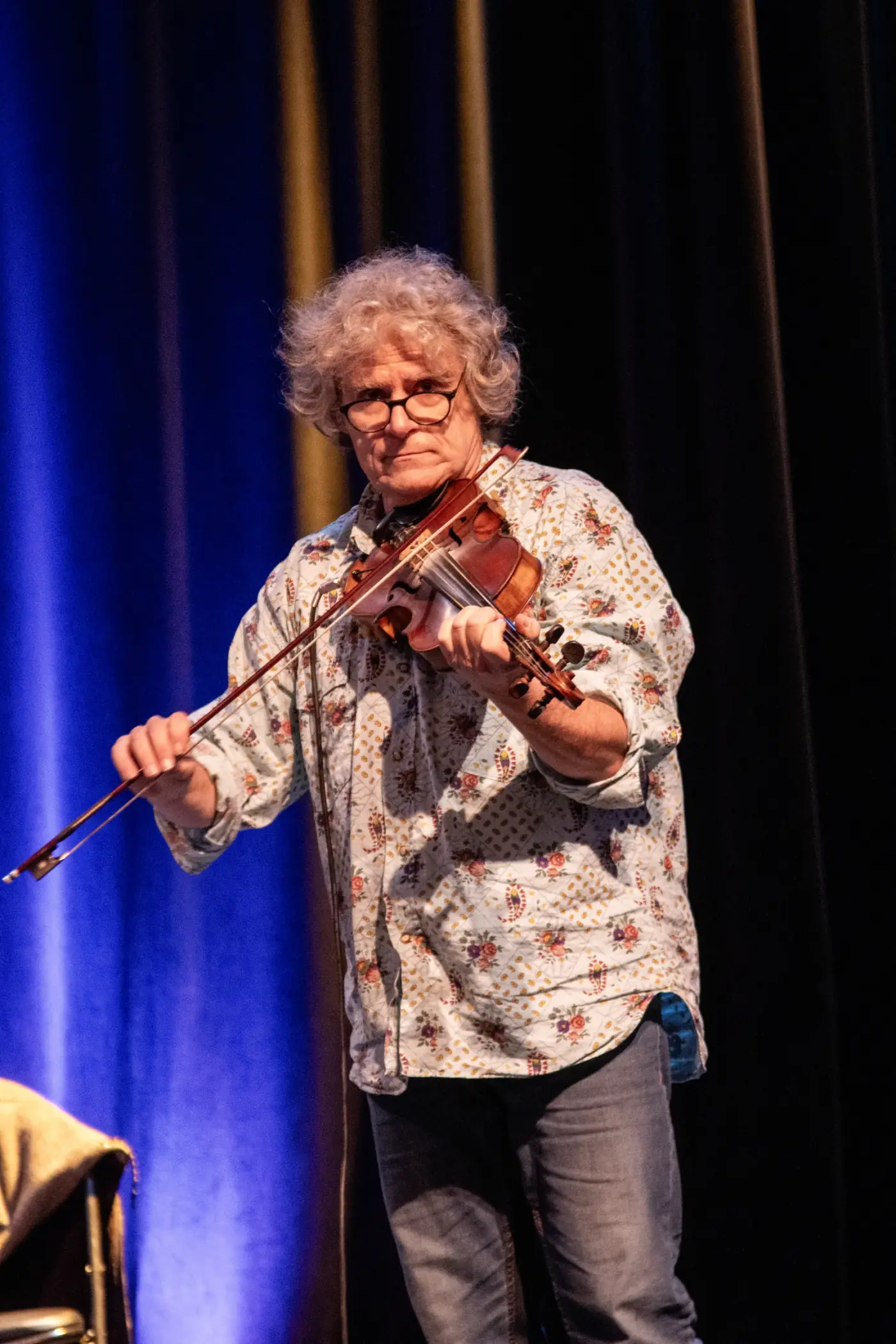 Dominique Trichet au violon sous les lumières bleues de la scène