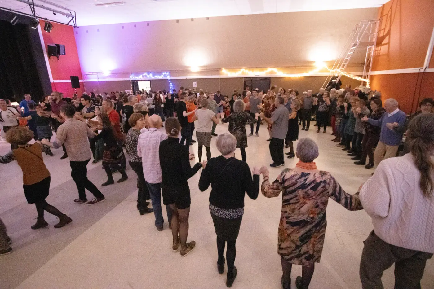 Chaîne de danseurs traversant la salle