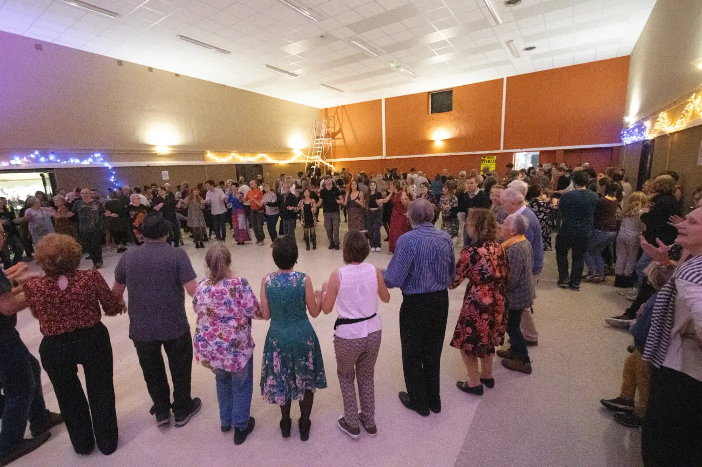 Ronde de danseurs vue depuis la scène