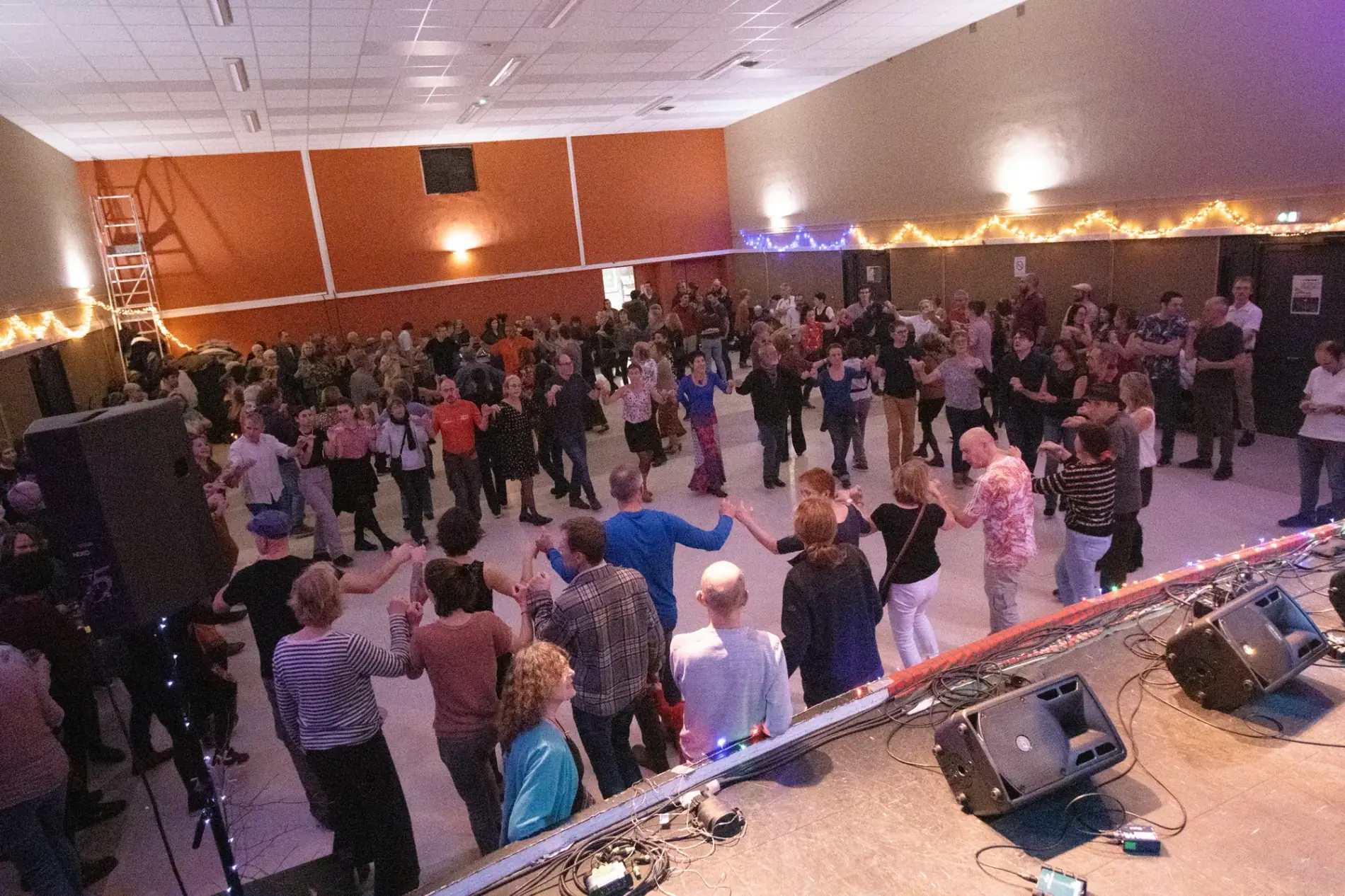 La salle entière debout en train de danser pendant le fest-noz