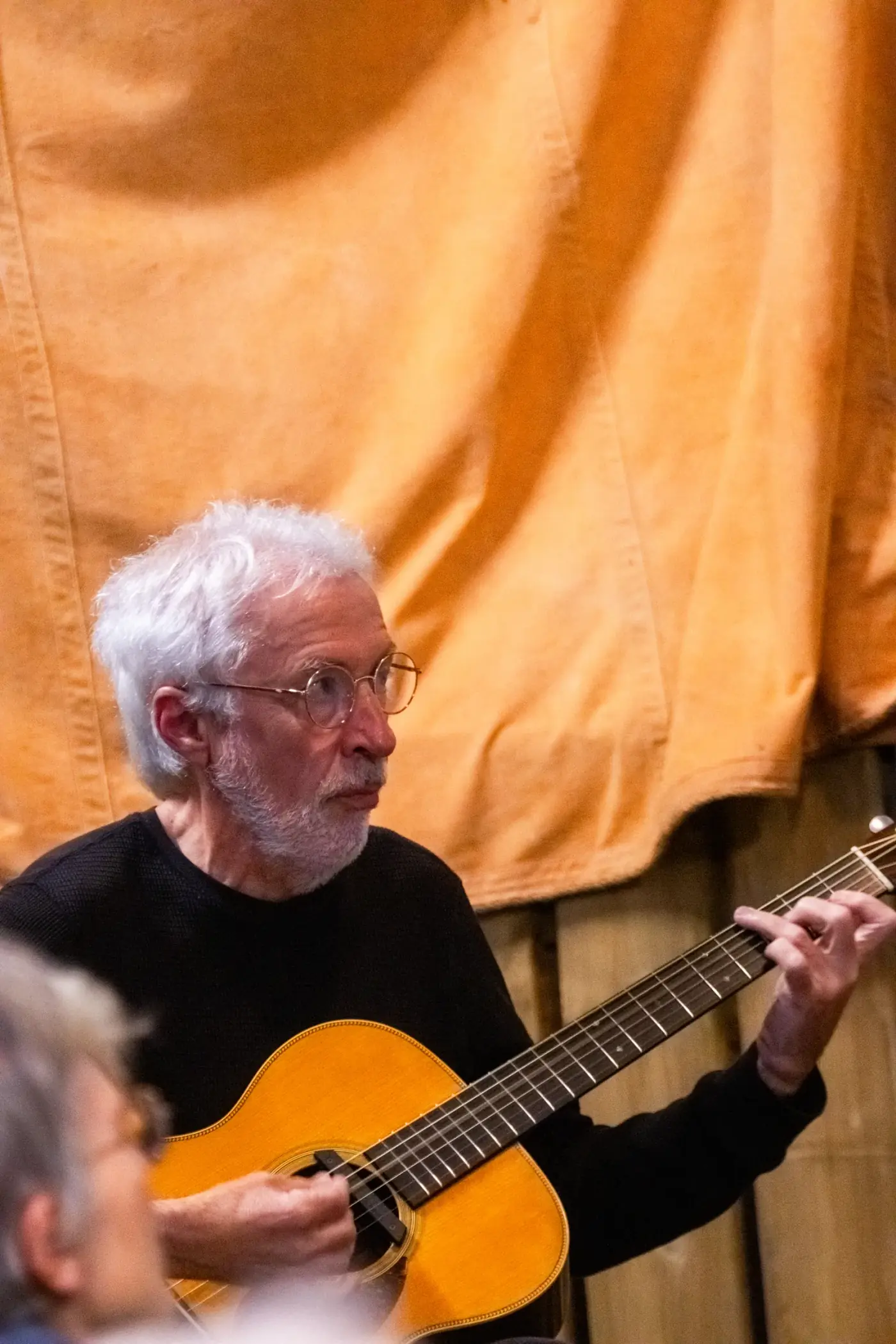 Le banjo et la guitare côte à côte sur scène