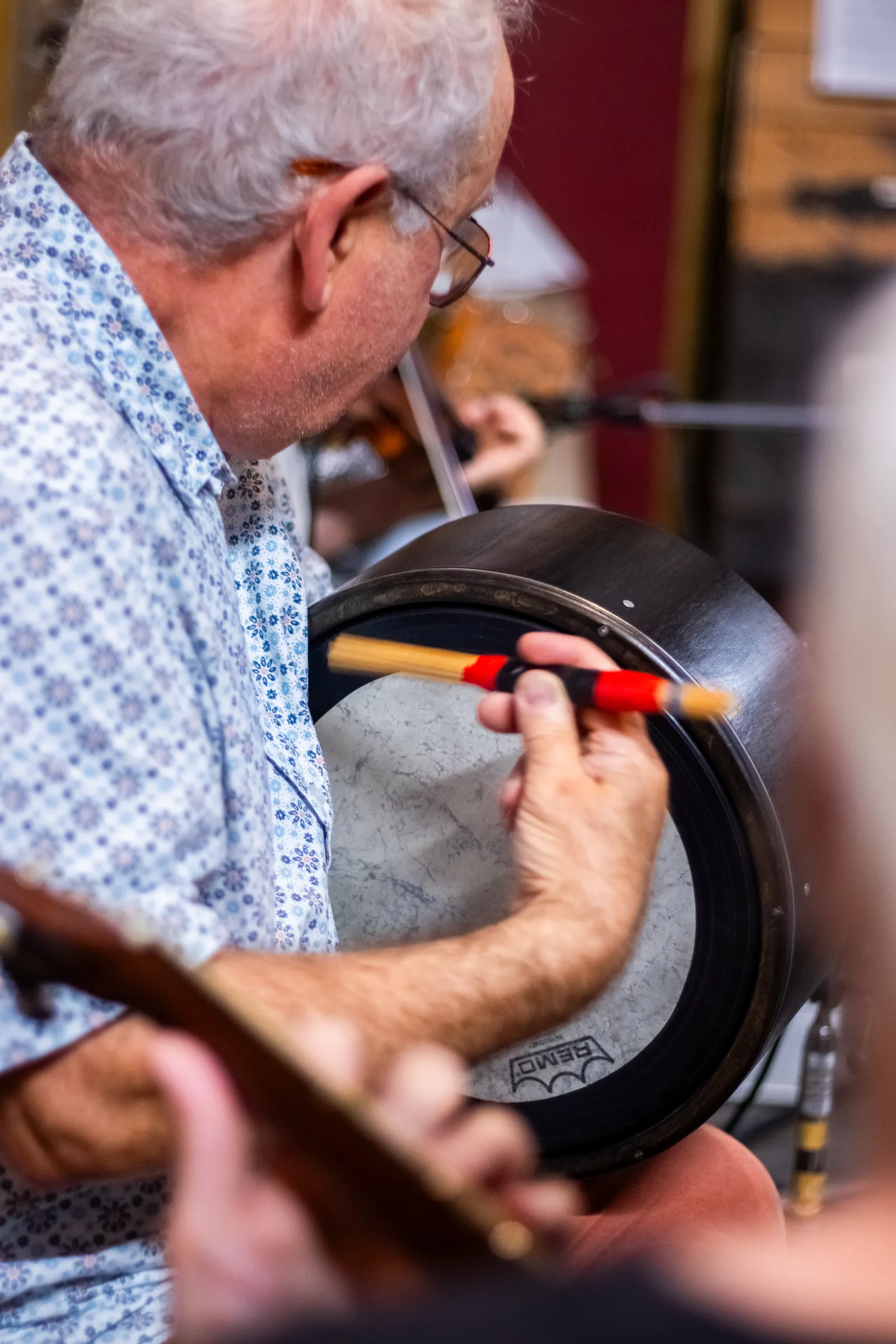 Le bodhrán, tambour sur cadre irlandais, joué à la mailloche