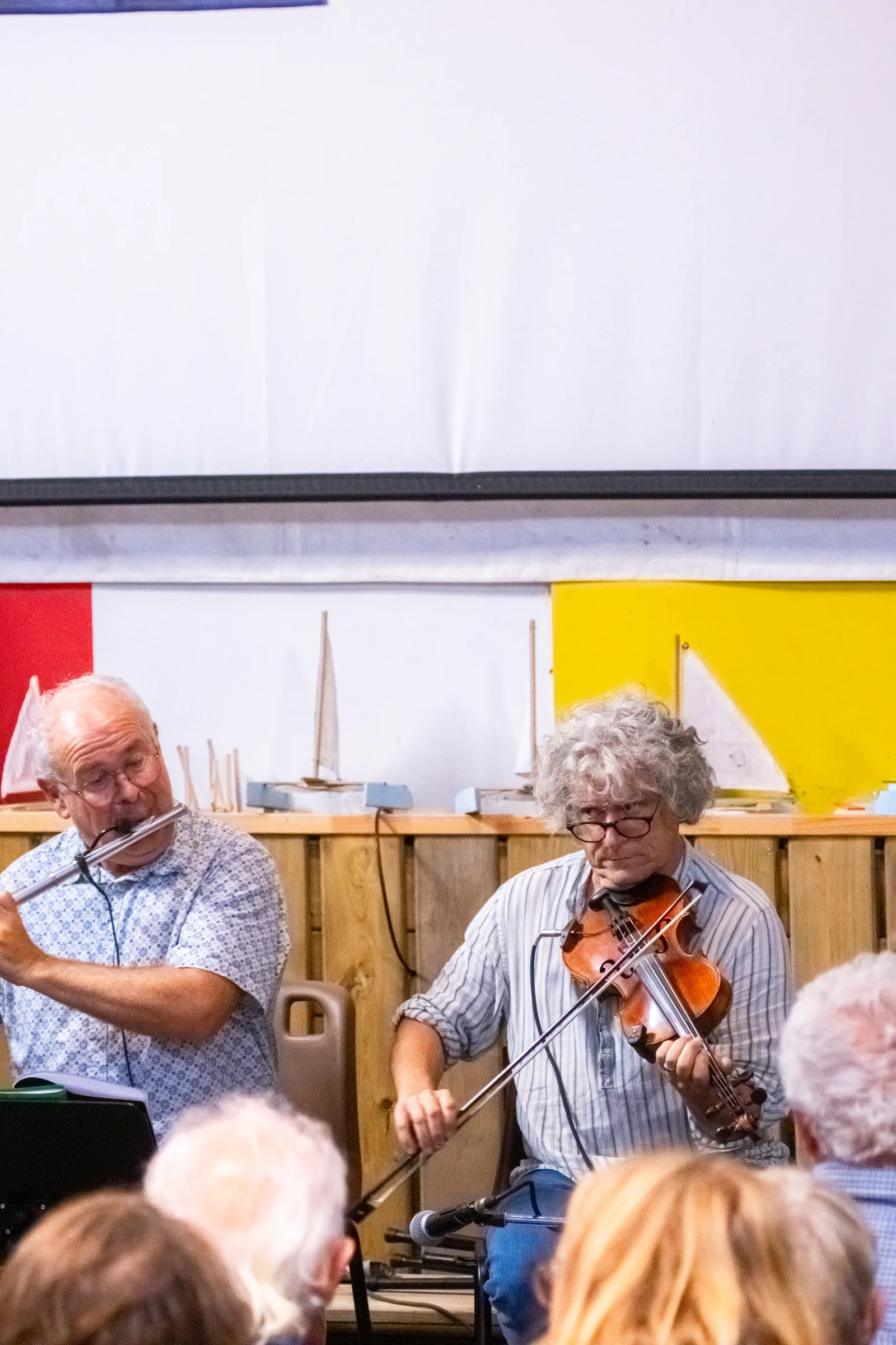 La flûte et le violon se répondent pendant un set