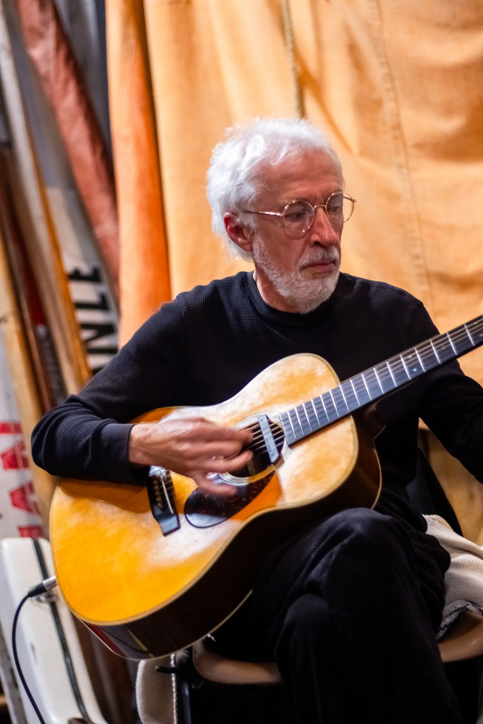 Bernard Bizien à la guitare acoustique
