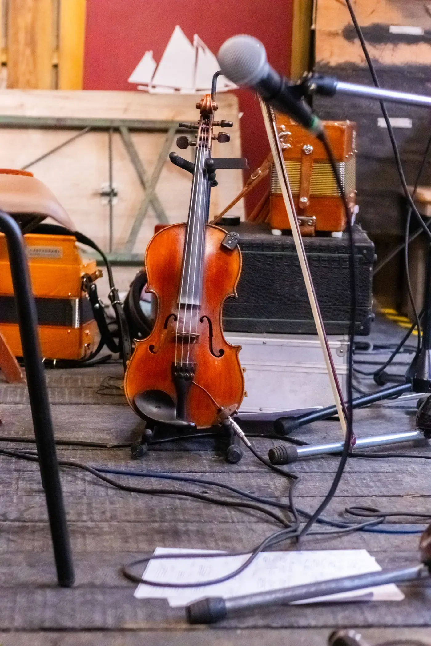 Le violon posé sur son pied, devant le micro, avant le concert