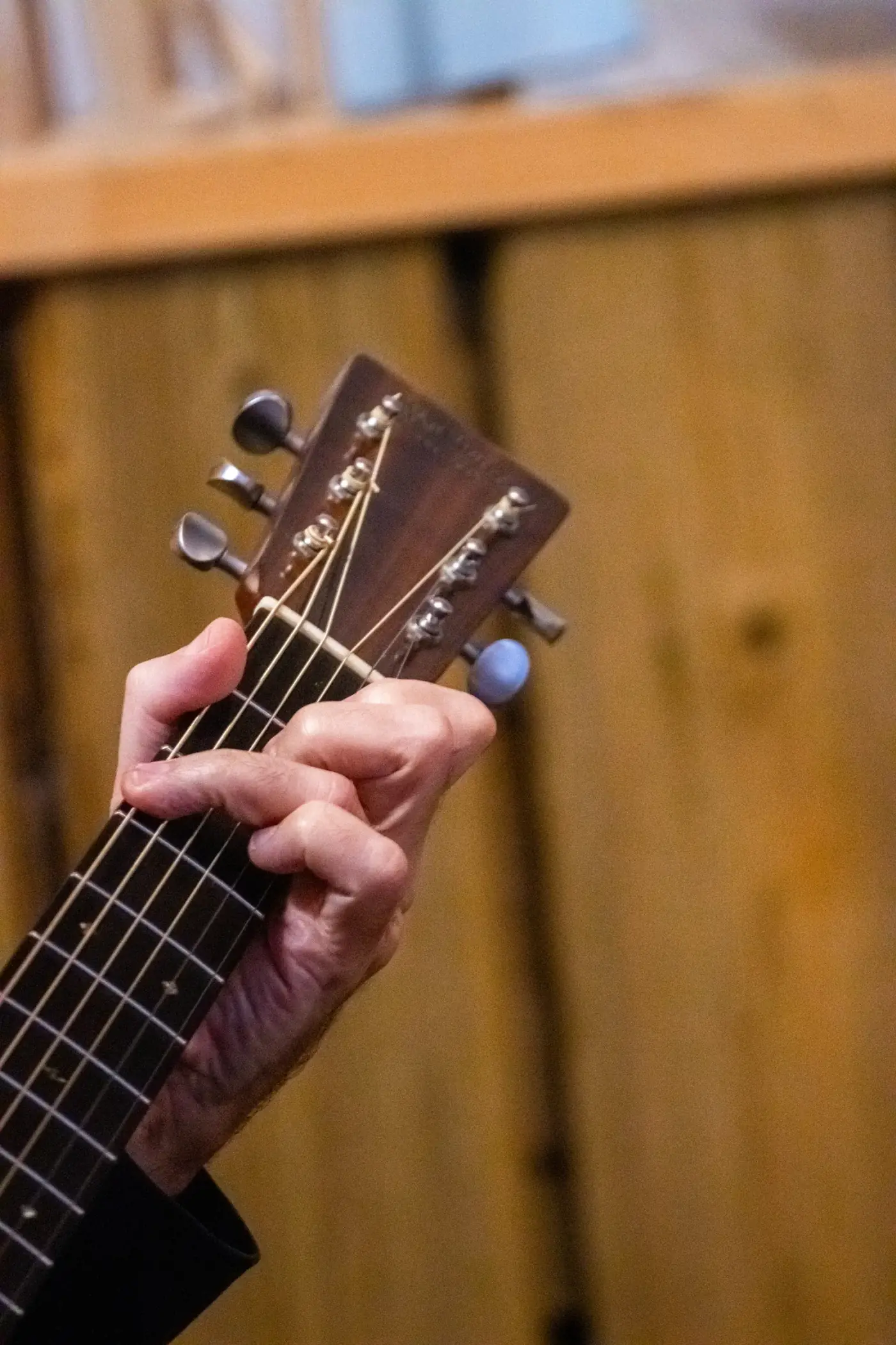 Main du guitariste sur le manche, pendant un set