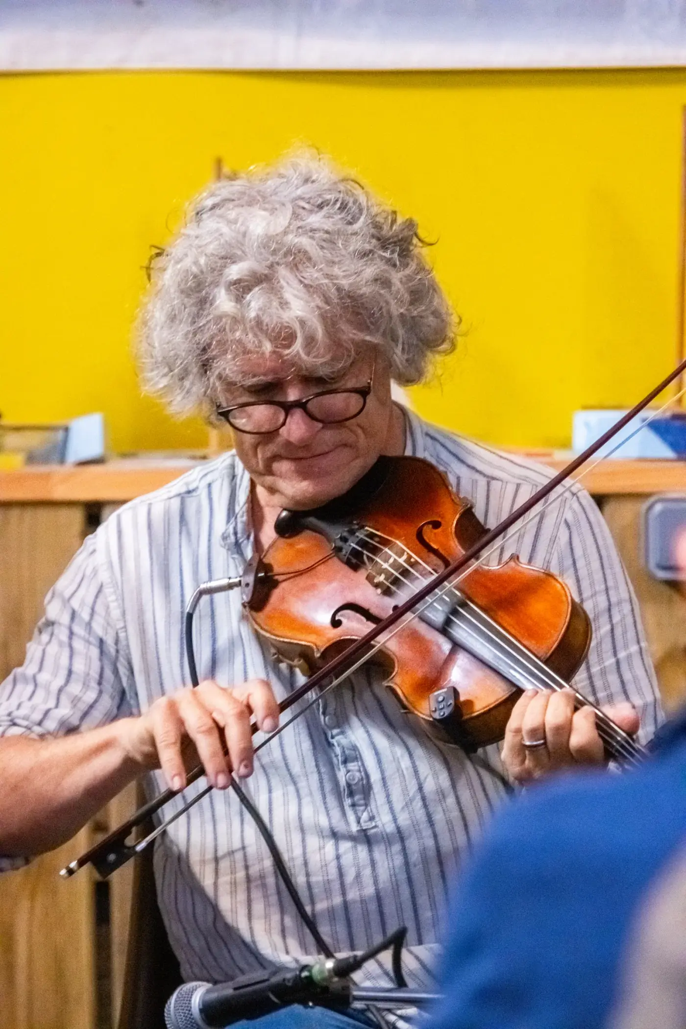 Coup d'archet du violoniste pendant un reel